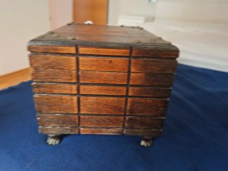 Cofre de madera con detalles metálicos