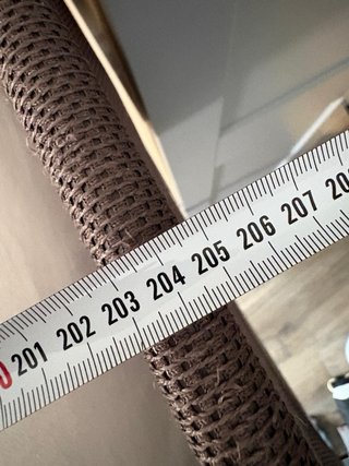 Cama alta IKEA con escritorio.