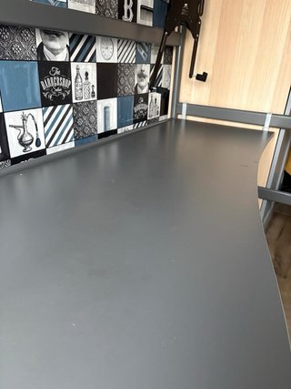 Cama alta IKEA con escritorio.