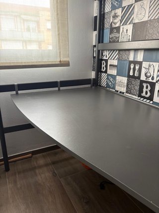 Cama alta IKEA con escritorio.