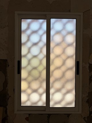 Ventana aluminio corredera con vidrio texturizado