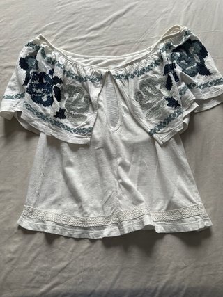 Top Bardot Bordado Azul y Blanco