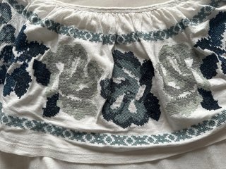 Top Bardot Bordado Azul y Blanco