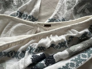 Top Bardot Bordado Azul y Blanco