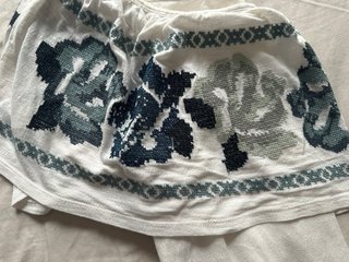 Top Bardot Bordado Azul y Blanco