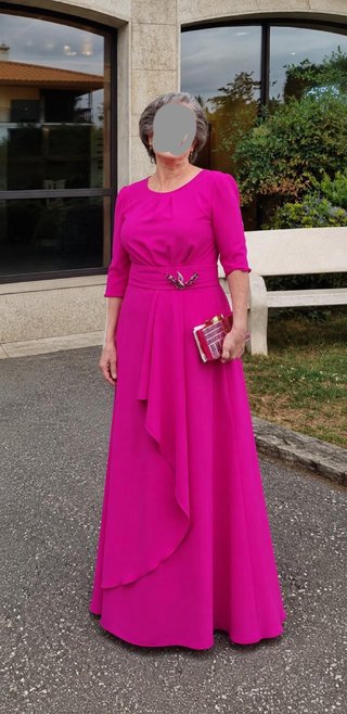 Vestido largo fucsia con broche