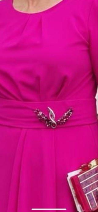 Vestido largo fucsia con broche