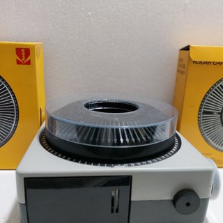 Proyector Kodak Carousel S y cargador de diapositi