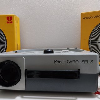 Proyector Kodak Carousel S y cargador de diapositi
