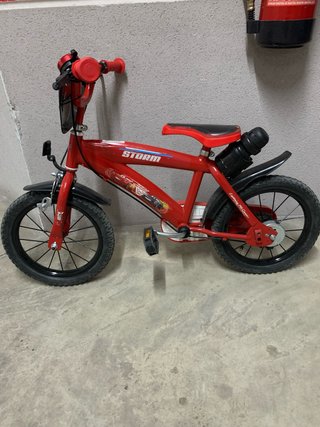 Bicicleta roja infantil con casco