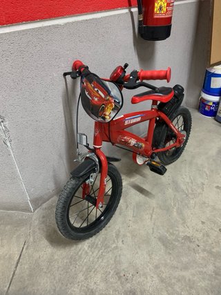 Bicicleta roja infantil con casco