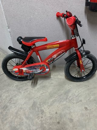 Bicicleta roja infantil con casco