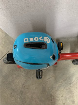 Bicicleta roja infantil con casco