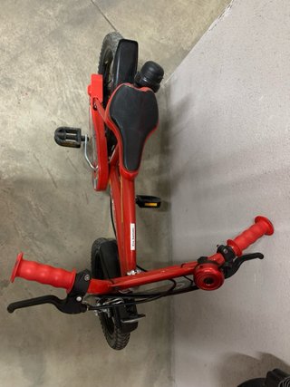 Bicicleta roja infantil con casco