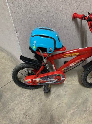 Bicicleta roja infantil con casco