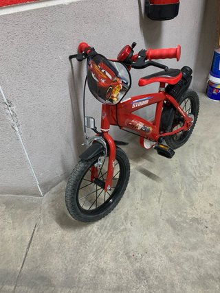 Bicicleta roja infantil con casco