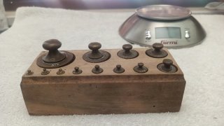 Juego de 12 pesas de laton con estuche (lotto 003)