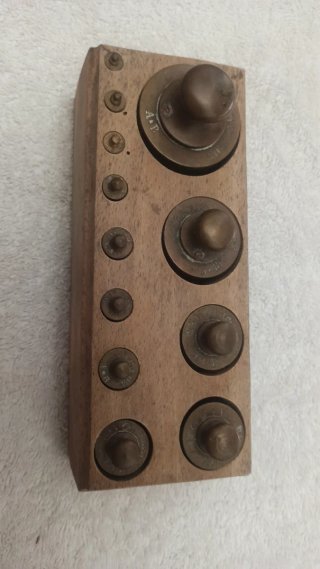 Juego de 12 pesas de laton con estuche (lotto 003)