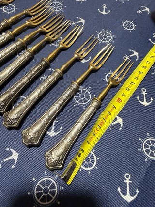 Cubiertos de alpaca con detalles dorados