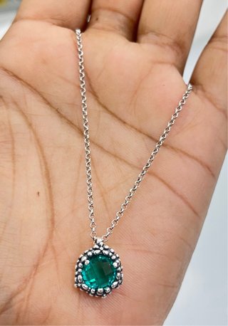 Collana con pendente verde e argento