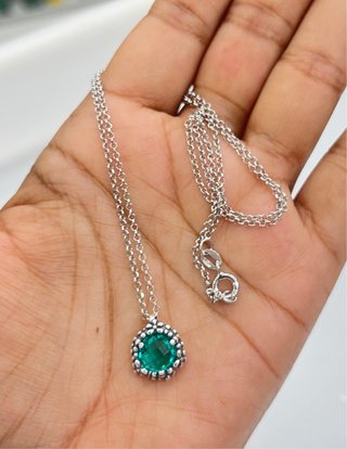 Collana con pendente verde e argento