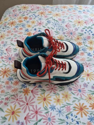 Zapatillas deportivas con cordones rojos