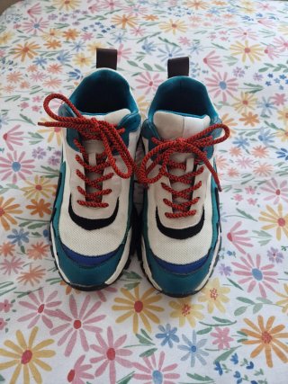 Zapatillas deportivas con cordones rojos