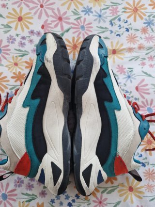 Zapatillas deportivas con cordones rojos
