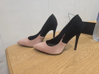 Zapatos de salón tacón aguja negro y rosa