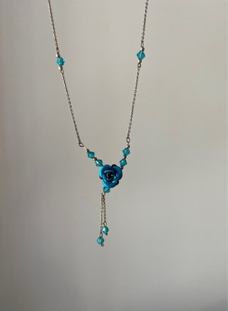 Collana con pendente rosa blu