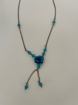 Collana con pendente rosa blu