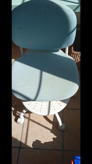 Silla de estudio azul y blanca