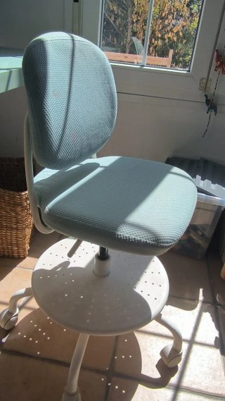 Silla de estudio azul y blanca