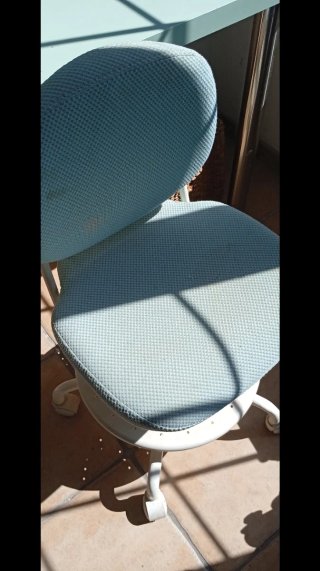 Silla de estudio azul y blanca