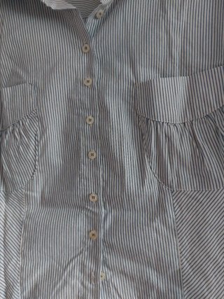 Blusa de verano a rayas blanca y azul