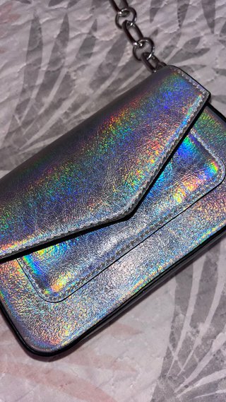 Bolso plateado iridiscente con cadena
