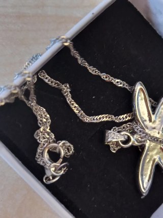 Collana con ciondolo a forma di libellula