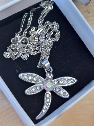 Collana con ciondolo a forma di libellula