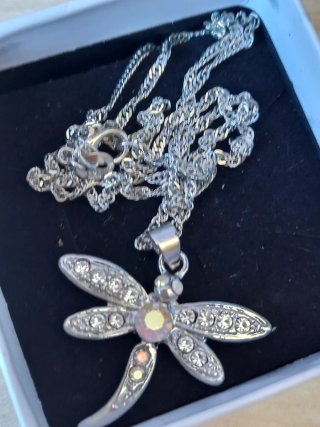 Collana con ciondolo a forma di libellula