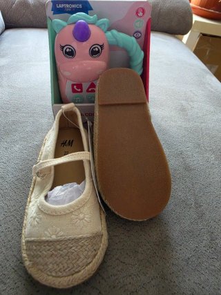 Lote Bebé: Zapatos H&M Talla 22 + Teléfono Unicorn