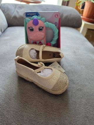 Lote Bebé: Zapatos H&M Talla 22 + Teléfono Unicorn