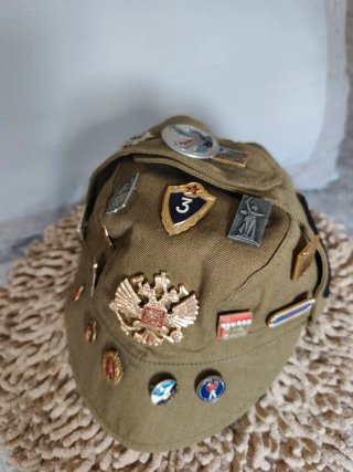 Gorra Vintage rusa con insignias históricas