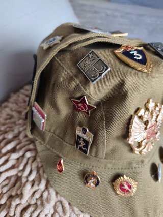 Gorra Vintage rusa con insignias históricas