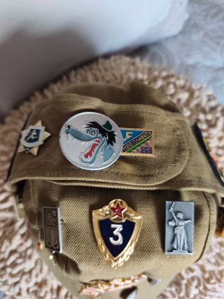 Gorra Vintage rusa con insignias históricas