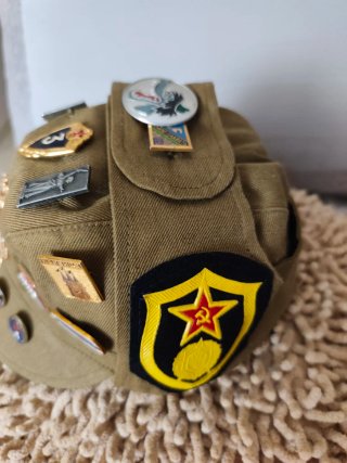 Gorra Vintage rusa con insignias históricas
