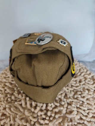 Gorra Vintage rusa con insignias históricas