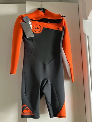 Shorty Quiksilver manga larga naranja y negro