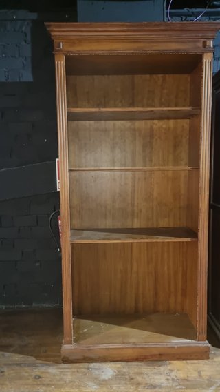 Estantería de madera marrón