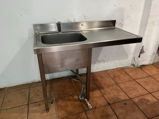 Fregadero industrial con pedal