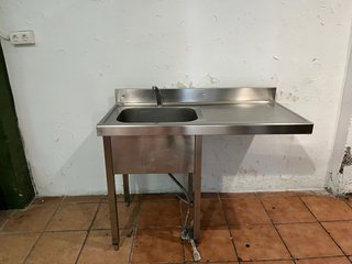 Fregadero industrial con pedal